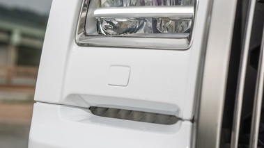 Rolls Royce Phantom Coupe MkII blanc phare avant debout
