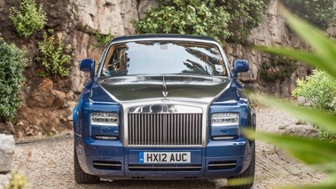 Rolls Royce Phantom Coupe MkII bleu face avant debout