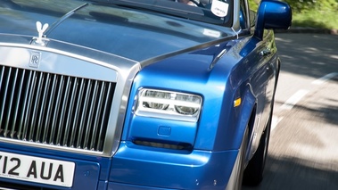 Rolls Royce Phantom Drophead Coupe MkII bleu face avant travelling coupé penché debout