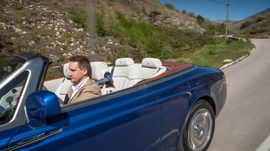 Rolls Royce Phantom Drophead Coupe MkII bleu pilote travelling