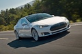 Tesla Model S blanc 3/4 avant droit travelling penché