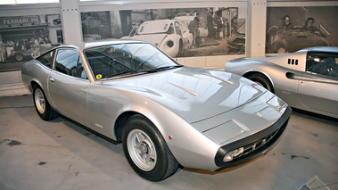 Exposition Ferrari - Panthéon Automobile de Bâle - 365 GTC/4 gris 3/4 avant droit