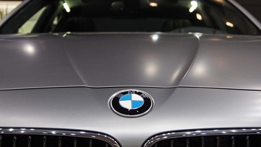 Mondial de l'Automobile de Paris 2012 - BMW M5 F10 anthracite mate logo capot
