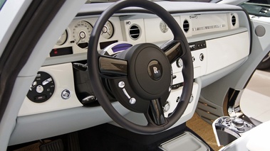 Mondial de l'Automobile de Paris 2012 - Rolls Royce Phantom Drophead Coupe Series II bleu tableau de bord