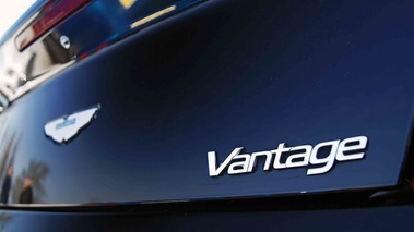 Cars & Coffee Paris - Aston Martin V8 Vantage Roadster noir logo coffre