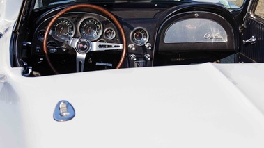 Cars & Coffee Paris - Chevrolet Corvette C2 Cabriolet blanc intérieur