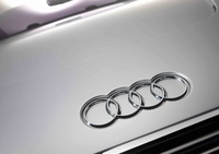 Audi e-Tron Spyder grise, logo du capot de la voiture