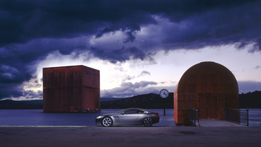 Aston Martin Meets Art AMV8 nuit 