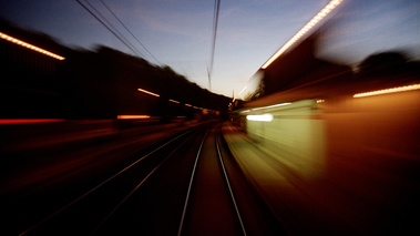 train travelling passage en gare de nuit