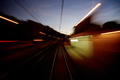 train travelling passage en gare de nuit