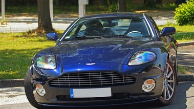 1er GT Prestige Montlhéry - Aston Martin Vanquish S bleu face avant penché