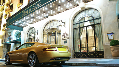 Aston Martin DB9 orange 3/4 arrière gauche - Prince de Galles