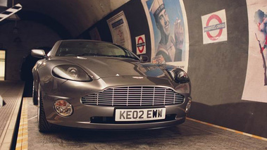 Aston Martin V12 Vanquish Station de métro Londres Die Another Day James Bond