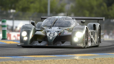 Bentley 24h du Mans 2003 entrée de virage feux allumés 