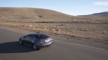 Cadillac CTS-V Coupé - grise - 3/4 arrière gauche, dynamique