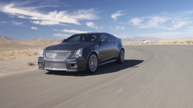 Cadillac CTS-V Coupé - Grise - 3/4 avant gauche