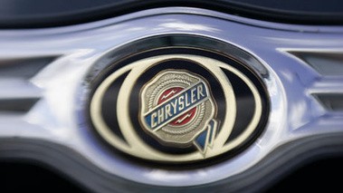 Chrysler logo calandre sur peinture noire 2