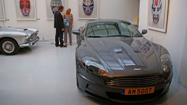 Cocktail lancement V12GT Aston Martin DBS gris face