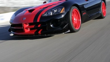 Dodge Viper SRT-10 2010 - noire/rouge - 3/4 avant gauche, dynamique