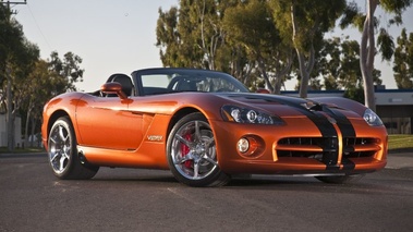 Dodge Viper SRT-10 2010 - orange - 3/4 avant droit (2)