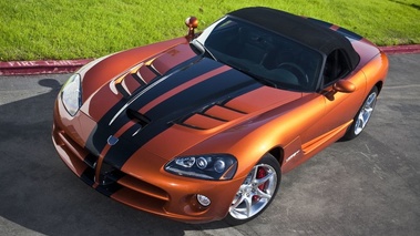 Dodge Viper SRT-10 2010 - orange - 3/4 avant gauche