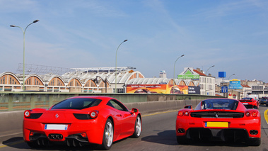 KB RossoCorsa IV - Ferrari 458 Italia rouge 3/4 arrière droit & 2x Enzo rouge face arrière travelling