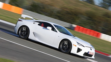 Lexus LF-A - blanche - 3/4 avant droit, sur piste