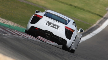Lexus LF-A - blanche - arrière, sur piste
