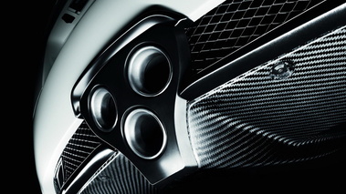 Lexus LF-A - blanche - détail, diffuseur et échappements