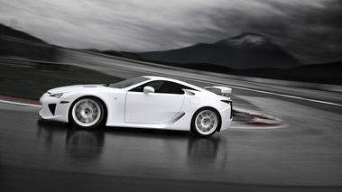 Lexus LF-A - blanche - profil, sur piste