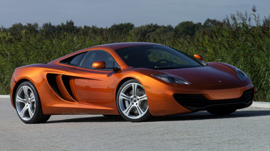 Mc Laren MP4-12C - orange - 3/4 avant droit