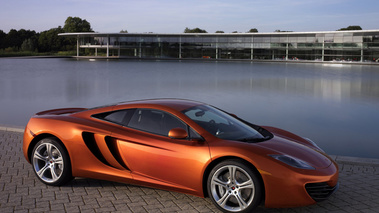 McLaren MP4-12C - orange - 3/4 avant droit