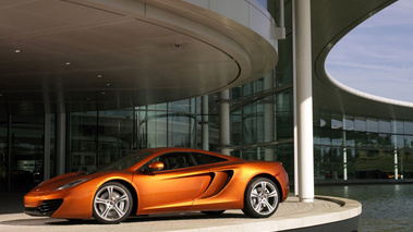 McLaren MP4-12C - orange - 3/4 avant gauche