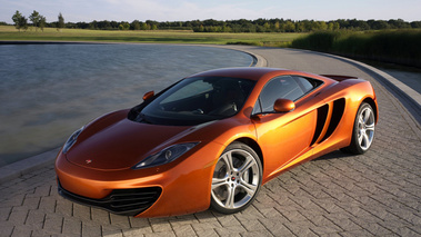 McLaren MP4-12C - orange - 3/4 avant gauche