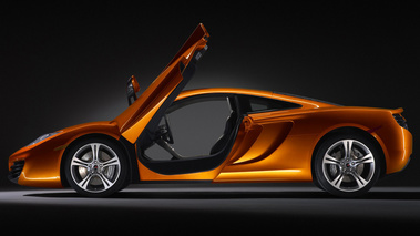 McLaren MP4-12C - orange - profil portes ouvertes