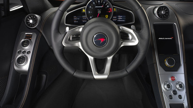 McLaren MP4-12C - volant, poste de conduite