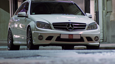 Mercedes C63 AMG blanc 3/4 avant droit - rue Arsène Houssaye