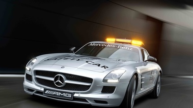 Mercedes SLS AMG Safety Car gris 3/4 avant gauche travelling penché 2