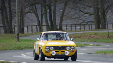 Montlhéry le 27.03.10 - Alfa Romeo Junior jaune 3/4 avant droit