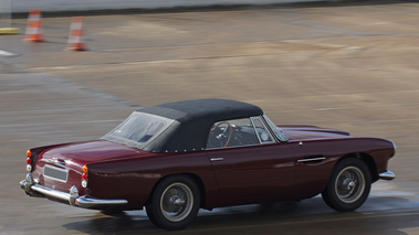 Montlhéry le 27.03.10 - Aston Martin DB4 Volante bordeau 3/4 arrière droit filé