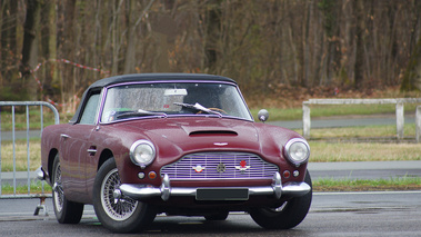 Montlhéry le 27.03.10 - Aston Martin DB4 Volante bordeau 3/4 avant droit