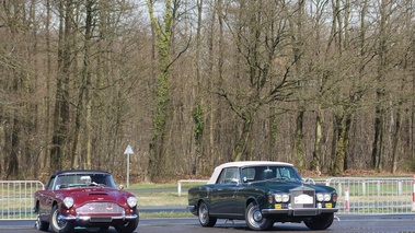 Montlhéry le 27.03.10 - Aston Martin DB4 Volante bordeau & Rolls Royce Silver Shadow Drophead Coupe Mulliner Park Ward vert 3/4 avant droit