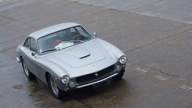 Montlhéry le 27.03.10 - Ferrari 250 GT Lusso gris 3/4 avant droit vue de haut penché