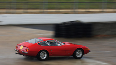 Montlhéry le 27.03.10 - Ferrari 365 GTB/4 Daytona rouge 3/4 arrière droit filé