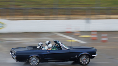 Montlhéry le 27.03.10 - Ford Mustang Convertible bleu filé