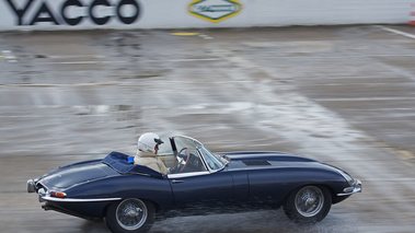 Montlhéry le 27.03.10 - Jaguar Type E Cabriolet bleu 3/4 arrière droit filé