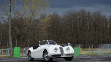 Montlhéry le 27.03.10 - Jaguar XK120 Roadster blanc 3/4 avant droit