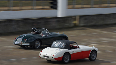 Montlhéry le 27.03.10 - Jaguar XK150 Roadster vert & Austin Healey 3000 blanc/rouge 3/4 arrière droit filé