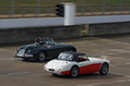 Montlhéry le 27.03.10 - Jaguar XK150 Roadster vert & Austin Healey 3000 blanc/rouge 3/4 arrière droit filé