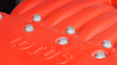 Montlhéry le 27.03.10 - Lotus Esprit V8 bi-turbos rouge logo moteur